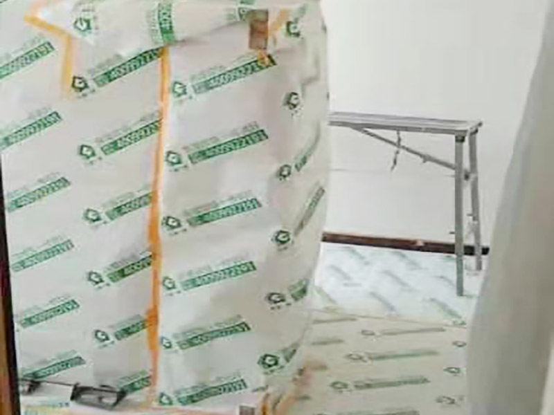 地面家具成品保護(hù)：滿鋪成品瓦楞紙板，再用干凈彩條布滿鋪在普通石膏板上，在彩條布交接處及轉(zhuǎn)角處用膠帶固定，也可選用木芯板或三夾板。材料選用視上人、車情況而定。門套的保護(hù)方式：用原門框保護(hù)膜，或者多層板或密度板，報(bào)紙，美紋紙保護(hù)等