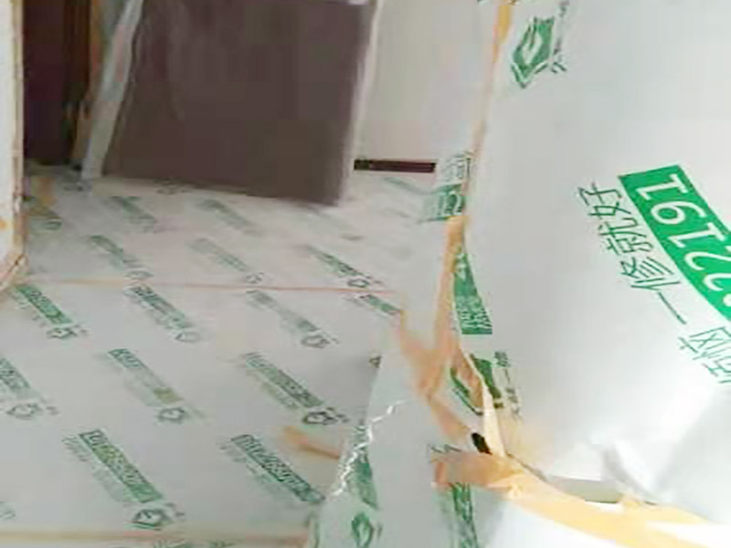 地面家具成品保護(hù)：滿鋪成品瓦楞紙板，再用干凈彩條布滿鋪在普通石膏板上，在彩條布交接處及轉(zhuǎn)角處用膠帶固定，也可選用木芯板或三夾板。材料選用視上人、車情況而定。門套的保護(hù)方式：用原門框保護(hù)膜，或者多層板或密度板，報(bào)紙，美紋紙保護(hù)等