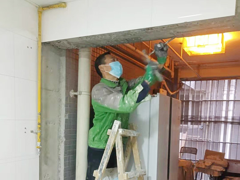 橫梁瓷磚拆除維修：先把地面上的東西全搬出去，然后戴上手套和防護(hù)眼鏡，用錘子把一塊瓷磚敲碎，再用扁的鑿子往里撬，一片一片慢慢鑿，這種方法費(fèi)力費(fèi)時(shí)。用小型的電鎬或瓷磚鏟除機(jī)就能輕輕松松完成任務(wù)。此方法省時(shí)省力。戴上手套和防護(hù)眼鏡，用小型的電鎬先從墻低的第一塊磚的邊緣開(kāi)始鏟除，序次鏟除完整個(gè)墻面的瓷磚。