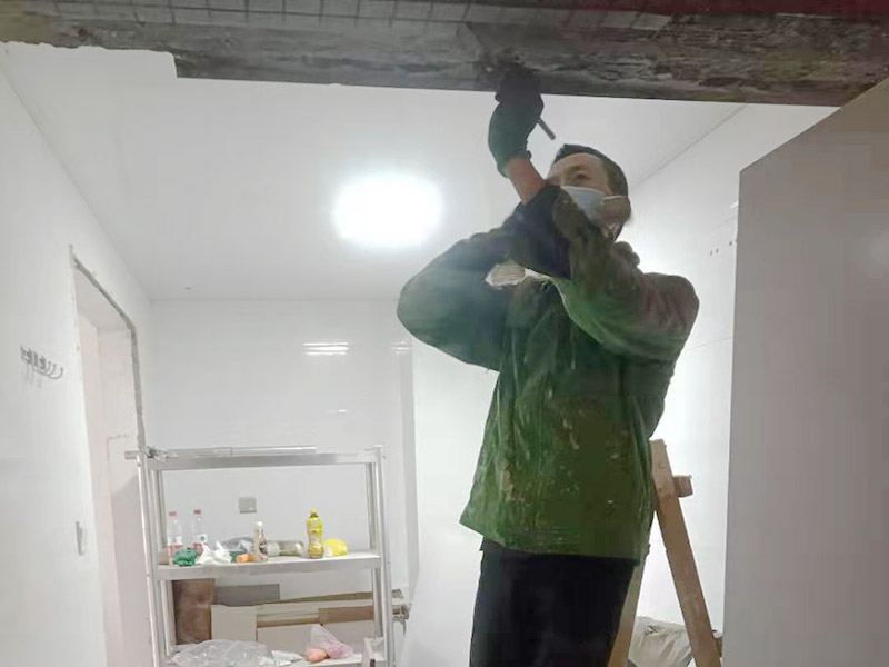 橫梁瓷磚拆除維修：先把地面上的東西全搬出去，然后戴上手套和防護(hù)眼鏡，用錘子把一塊瓷磚敲碎，再用扁的鑿子往里撬，一片一片慢慢鑿，這種方法費(fèi)力費(fèi)時(shí)。用小型的電鎬或瓷磚鏟除機(jī)就能輕輕松松完成任務(wù)。此方法省時(shí)省力。戴上手套和防護(hù)眼鏡，用小型的電鎬先從墻低的第一塊磚的邊緣開(kāi)始鏟除，序次鏟除完整個(gè)墻面的瓷磚。