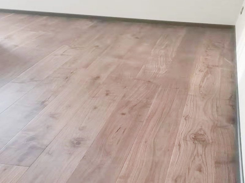 【成都地板劃痕修復(fù)】木地板不小心被劃了，用地板補(bǔ)漆筆可以修