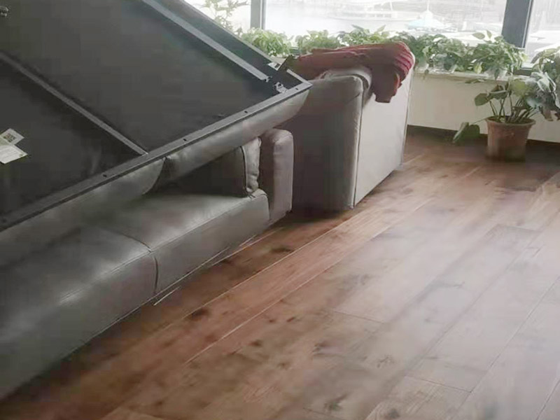 木地板調(diào)縫維修：如果木地板縫隙大的話，可以在du縫隙內(nèi)填入玻璃膠。但是如果縫隙在不超過5mm情況下的話，最好就用膠木粉，將膠木粉攪拌之后，填入裂縫，經(jīng)過一晚就可踩踏。 水性透明的膩子不僅環(huán)保，還不用擔(dān)心色差的問題。我們可以利用水性透明的膩子加木屑進(jìn)行填充;還可以用薄一點的木條填進(jìn)去，再用水性膩子加木屑加以修補，這樣就不會影響室內(nèi)的美觀性。