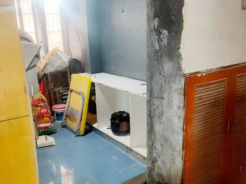 局部裝修翻新：1、量房，局部裝修有些地方也需要設(shè)計師上門量房，根據(jù)客戶需求提出初步設(shè)計方案  2、確認，客戶與設(shè)計師溝通、確定局部裝修方案  3、簽訂合同，客戶與裝修公司簽訂裝修合同。局部裝修一般工程小，對于施工隊來講收入低，所以很多施工隊都不愿意接，所以要事先了解施工單位，確定裝修公司。 4、施工，局部裝修施工過程包括前、中期成品保護和全程質(zhì)檢。  5、驗收，局部裝修工程完工后，要進行驗收，檢查裝修是否符合裝修施工工藝。 