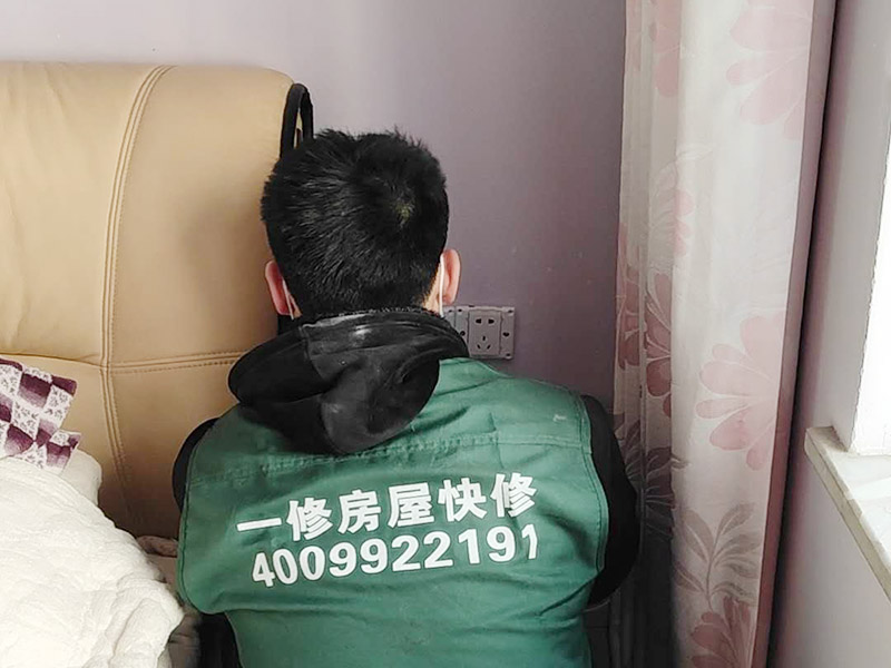 開關插座安裝：將盒內甩出的導線留出維修長度，然后削出線芯，注意不要碰傷線芯。將導線按順時針方向盤繞在開關或插座對應的接線柱上，然后旋緊壓頭，要求線芯不得外露。 先將盒子內甩出的導線由塑料臺的出線孔中穿出，再把塑料臺緊貼于墻面用螺絲固定在盒子上。固定好后，將導線按各自的位置從開關插座的線孔中穿出，按接線要求將導線壓牢。 　　最后將開關或插座貼于塑料臺上，找正并用螺絲固定牢，蓋上裝飾板。