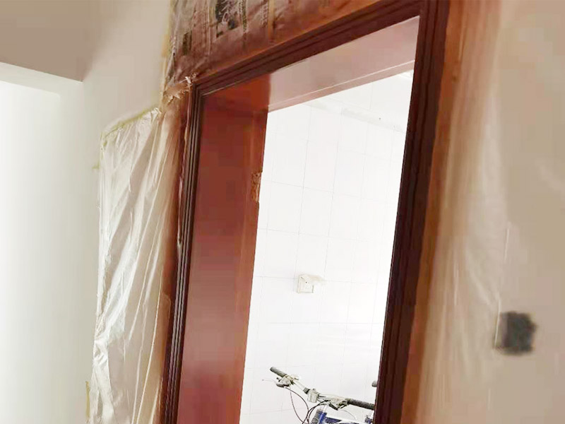 門框刷漆維修：把木門上面的把手等裝飾品都卸下來(lái)，防止下一步作業(yè)時(shí)劃傷手，也有利于均勻涂刷木門油漆。用粗砂紙把需要刷油漆的地方都打磨一遍，注意轉(zhuǎn)角的地方不要打磨的太厲害，保持木門原來(lái)的形狀。把刷完一遍漆的木門放置四到五個(gè)小時(shí)，等油漆干透。木門油漆干透后，拿細(xì)砂紙把木門從頭到尾再打磨一遍。這一次打磨是為了把油漆上刷的不均勻的地方打磨平，利于后面繼續(xù)刷漆。刷漆第二和三遍把把手等步卸下來(lái)的裝飾物安裝回去。