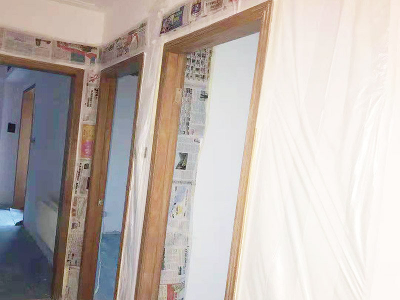 門框刷漆維修：把木門上面的把手等裝飾品都卸下來(lái)，防止下一步作業(yè)時(shí)劃傷手，也有利于均勻涂刷木門油漆。用粗砂紙把需要刷油漆的地方都打磨一遍，注意轉(zhuǎn)角的地方不要打磨的太厲害，保持木門原來(lái)的形狀。把刷完一遍漆的木門放置四到五個(gè)小時(shí)，等油漆干透。木門油漆干透后，拿細(xì)砂紙把木門從頭到尾再打磨一遍。這一次打磨是為了把油漆上刷的不均勻的地方打磨平，利于后面繼續(xù)刷漆。刷漆第二和三遍把把手等步卸下來(lái)的裝飾物安裝回去。