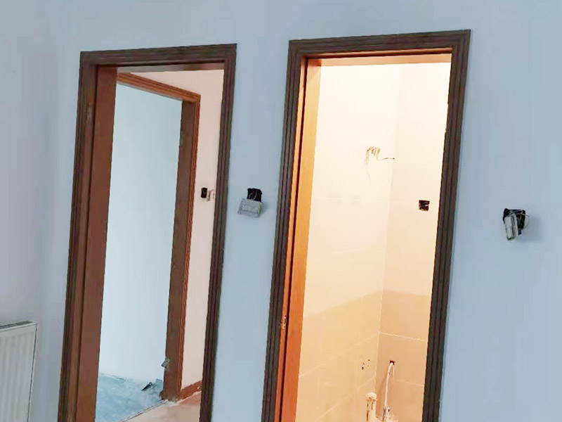 門框刷漆維修：把木門上面的把手等裝飾品都卸下來(lái)，防止下一步作業(yè)時(shí)劃傷手，也有利于均勻涂刷木門油漆。用粗砂紙把需要刷油漆的地方都打磨一遍，注意轉(zhuǎn)角的地方不要打磨的太厲害，保持木門原來(lái)的形狀。把刷完一遍漆的木門放置四到五個(gè)小時(shí)，等油漆干透。木門油漆干透后，拿細(xì)砂紙把木門從頭到尾再打磨一遍。這一次打磨是為了把油漆上刷的不均勻的地方打磨平，利于后面繼續(xù)刷漆。刷漆第二和三遍把把手等步卸下來(lái)的裝飾物安裝回去。