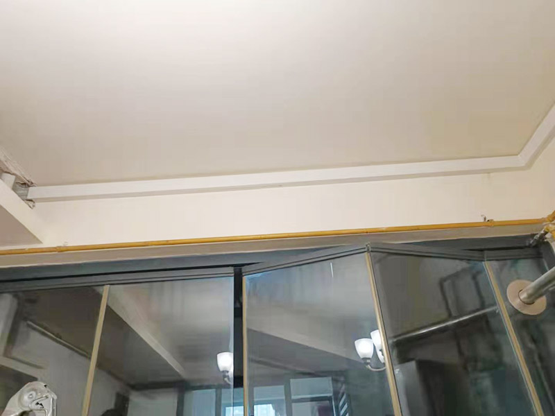 明管安裝維修：第一步是測(cè)量，確定線管和一級(jí)配電箱的固定點(diǎn)位。第二步是加工我們所需要的線管。第三步是線管的安裝和固定。第四步是管路進(jìn)入線盒或者是線盒。