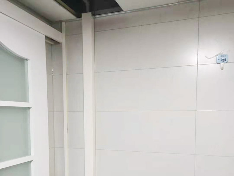 明管安裝維修：第一步是測(cè)量，確定線管和一級(jí)配電箱的固定點(diǎn)位。第二步是加工我們所需要的線管。第三步是線管的安裝和固定。第四步是管路進(jìn)入線盒或者是線盒。