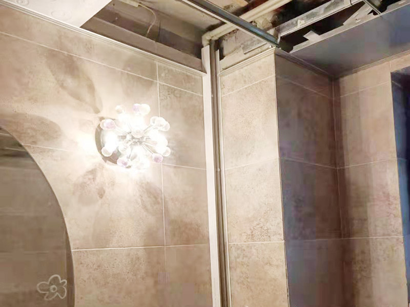 明管安裝維修：第一步是測(cè)量，確定線管和一級(jí)配電箱的固定點(diǎn)位。第二步是加工我們所需要的線管。第三步是線管的安裝和固定。第四步是管路進(jìn)入線盒或者是線盒。