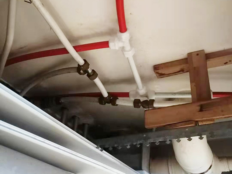 水管轉(zhuǎn)換頭更換:1、水管安裝后一定要進(jìn)行增壓測(cè)試：增壓測(cè)試一般是在1.5倍水壓的情況下進(jìn)行,在測(cè)試中應(yīng)沒(méi)有漏水現(xiàn)象。 2、在沒(méi)有加壓條件下的簡(jiǎn)單測(cè)試方法，但不完全可行。 關(guān)閉水管總閥。(即水表前面的水管開(kāi)關(guān)) 打開(kāi)房間里面的水龍頭20分鐘，確保沒(méi)水再滴后關(guān)閉所有的水龍頭。 關(guān)閉馬桶水箱和洗衣機(jī)等具有蓄水功能的設(shè)備進(jìn)水開(kāi)關(guān)。 打開(kāi)水管總閥。 打開(kāi)總閥后20分鐘查看水表是否走動(dòng)，包括緩慢的走動(dòng)。如果有走動(dòng)，即為漏水了。如果沒(méi)有走動(dòng)，可能沒(méi)事。(如果水表有問(wèn)題或水管微滲，有可能難以確定。)所以建議施工完一定要進(jìn)行水壓測(cè)試實(shí)驗(yàn)，一般打壓8公斤，時(shí)間20-30分鐘。