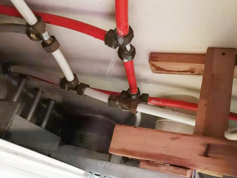 水管轉(zhuǎn)換頭更換:1、水管安裝后一定要進(jìn)行增壓測(cè)試：增壓測(cè)試一般是在1.5倍水壓的情況下進(jìn)行,在測(cè)試中應(yīng)沒(méi)有漏水現(xiàn)象。 2、在沒(méi)有加壓條件下的簡(jiǎn)單測(cè)試方法，但不完全可行。 關(guān)閉水管總閥。(即水表前面的水管開(kāi)關(guān)) 打開(kāi)房間里面的水龍頭20分鐘，確保沒(méi)水再滴后關(guān)閉所有的水龍頭。 關(guān)閉馬桶水箱和洗衣機(jī)等具有蓄水功能的設(shè)備進(jìn)水開(kāi)關(guān)。 打開(kāi)水管總閥。 打開(kāi)總閥后20分鐘查看水表是否走動(dòng)，包括緩慢的走動(dòng)。如果有走動(dòng)，即為漏水了。如果沒(méi)有走動(dòng)，可能沒(méi)事。(如果水表有問(wèn)題或水管微滲，有可能難以確定。)所以建議施工完一定要進(jìn)行水壓測(cè)試實(shí)驗(yàn)，一般打壓8公斤，時(shí)間20-30分鐘。