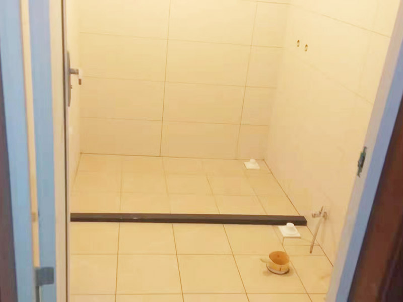 衛(wèi)生間墻面貼磚：首先應(yīng)除去基層表面的污垢，油漬，浮灰;除去基層上所有涂料層，膩?zhàn)訉?如果基層未能達(dá)到平整度要求，需對(duì)基層進(jìn)行預(yù)先的找平處理。鋪貼瓷磚前需事先找好垂直線，以此為基準(zhǔn)鋪貼的瓷磚高低均勻、垂直美觀;此外，施工前在墻體四周需彈出標(biāo)高控制線，在地面彈出十字線，以控制地磚分隔尺寸。對(duì)瓷磚的色彩、紋理、表面平整等進(jìn)行嚴(yán)格的挑選，然后按照?qǐng)D紙要求預(yù)鋪。對(duì)可能出現(xiàn)的尺寸、色彩、紋理誤差等進(jìn)行調(diào)整、交換，直至達(dá)到最佳效果。 調(diào)制粘結(jié)劑：加水后將粘結(jié)劑漿料攪拌至潤(rùn)滑均勻，無(wú)明顯塊狀或糊狀結(jié)塊，攪拌后的漿料靜置5-10分鐘后再稍加攪拌1-2分鐘即可使用。 將瓷磚平整地鋪貼在基層上，使用橡膠錘將瓷磚拍實(shí)鋪平。施工過(guò)程中，可小幅度轉(zhuǎn)動(dòng)瓷磚，使?jié){料與瓷磚背面充分接觸。