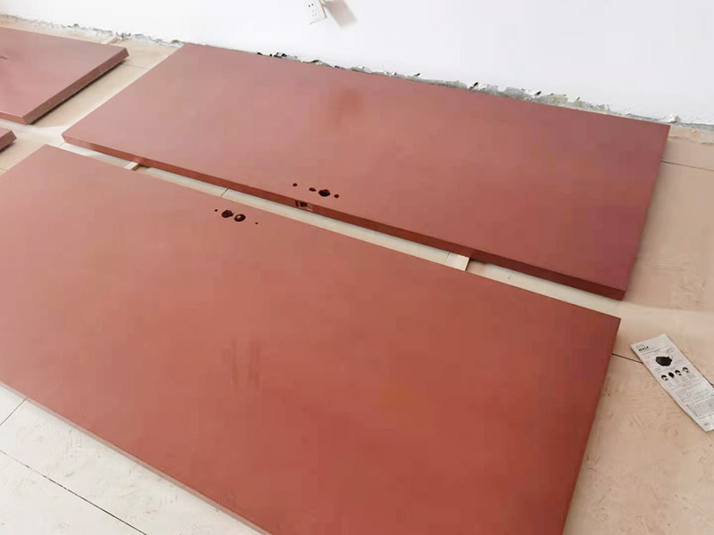 木門噴漆維修：白胚處理，先用水性膩?zhàn)佣箩斞郏芽p，塌陷，暗坑等缺陷，一般采用木色水灰，也有自己調(diào)配使用的，原則是顏色必須跟木質(zhì)本色相同；用開刀或刮板將油膩?zhàn)庸稳脶斂住⒔涌p等處，刮抹時(shí)要橫抹豎收，刮光、收凈，干透后用砂紙順著木紋輕輕磨光，用潮布或棉絲擦凈。180木砂紙將實(shí)木門板打磨光、平整。一般上清漆的時(shí)候要注意：刷兩道三遍，第一遍刷薄一點(diǎn)，油漆稍微稀一點(diǎn)，時(shí)間是12小時(shí)以上干透，用稍細(xì)一點(diǎn)的砂紙打磨光滑再刷第二遍，第三遍最后徹底干透后再用拋光砂紙打磨光滑