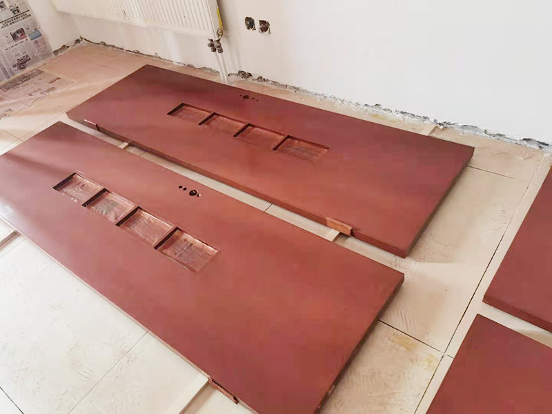 木門噴漆維修：白胚處理，先用水性膩?zhàn)佣箩斞?，裂縫，塌陷，暗坑等缺陷，一般采用木色水灰，也有自己調(diào)配使用的，原則是顏色必須跟木質(zhì)本色相同；用開刀或刮板將油膩?zhàn)庸稳脶斂住⒔涌p等處，刮抹時(shí)要橫抹豎收，刮光、收凈，干透后用砂紙順著木紋輕輕磨光，用潮布或棉絲擦凈。180木砂紙將實(shí)木門板打磨光、平整。一般上清漆的時(shí)候要注意：刷兩道三遍，第一遍刷薄一點(diǎn)，油漆稍微稀一點(diǎn)，時(shí)間是12小時(shí)以上干透，用稍細(xì)一點(diǎn)的砂紙打磨光滑再刷第二遍，第三遍最后徹底干透后再用拋光砂紙打磨光滑