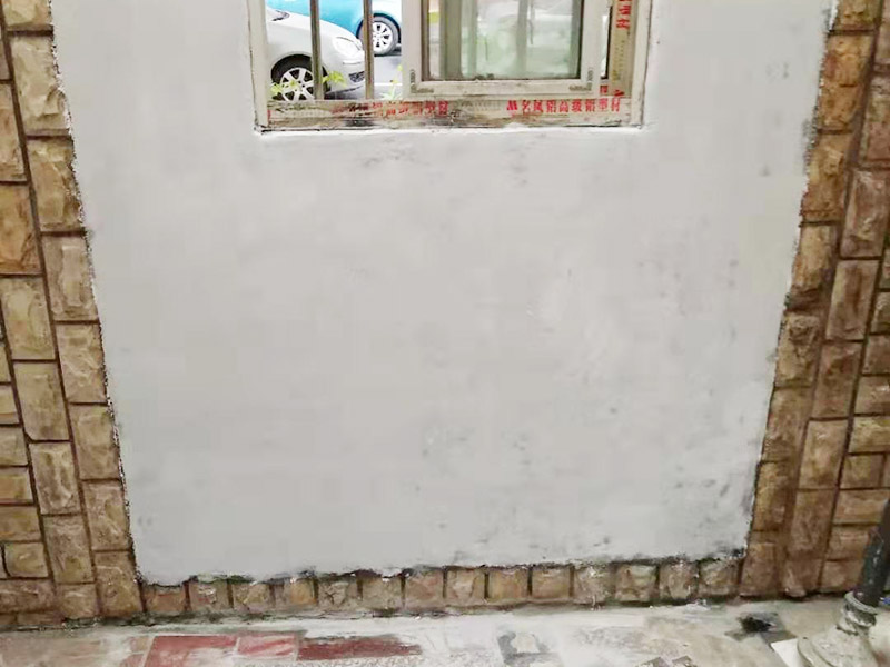 墻面局部翻新：基層裂縫的處理方法，薄而多遍的水泥砂漿抹面：鋼絲刷刷掉起皮的涂料面層。 墻面問題處理辦法，進(jìn)行涂料施工、清理墻面，尤其是深顏色的涂料兌水過多可能導(dǎo)致浮色發(fā)花等不良現(xiàn)象：云石機(jī)切出空鼓的墻面，達(dá)到原有墻面的高度、油污進(jìn)行徹底清洗干凈，刷界面劑，涂刷兩遍墻面漆，批刮柔性膩?zhàn)樱阂早P刀清除墻面已松動(dòng)的膩?zhàn)訉印?待基層完全干燥后，進(jìn)行涂料施工舊房翻新按照下面的步驟，可以用小錘子輕輕敲擊