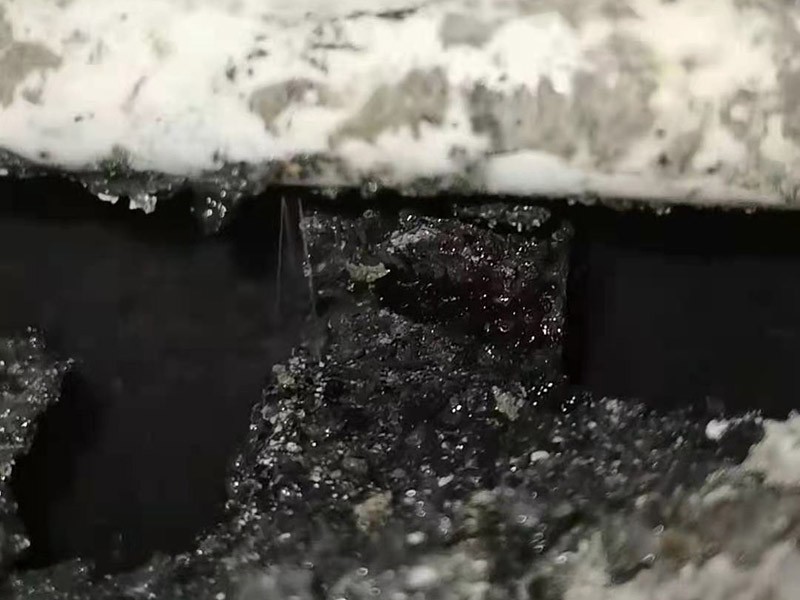 墻內(nèi)水管漏水更換：墻內(nèi)水管漏水，鑿開墻找到漏水點(diǎn)徹底修理好。另外，也可以水電工人先看看什么情況。衛(wèi)生間穿墻管道周邊破壞防水層，但根本就沒有對(duì)防水層認(rèn)真認(rèn)真修復(fù)，漏水隱患很大。穿墻套管漏水有地面上穿墻套管和地面下穿墻套管。