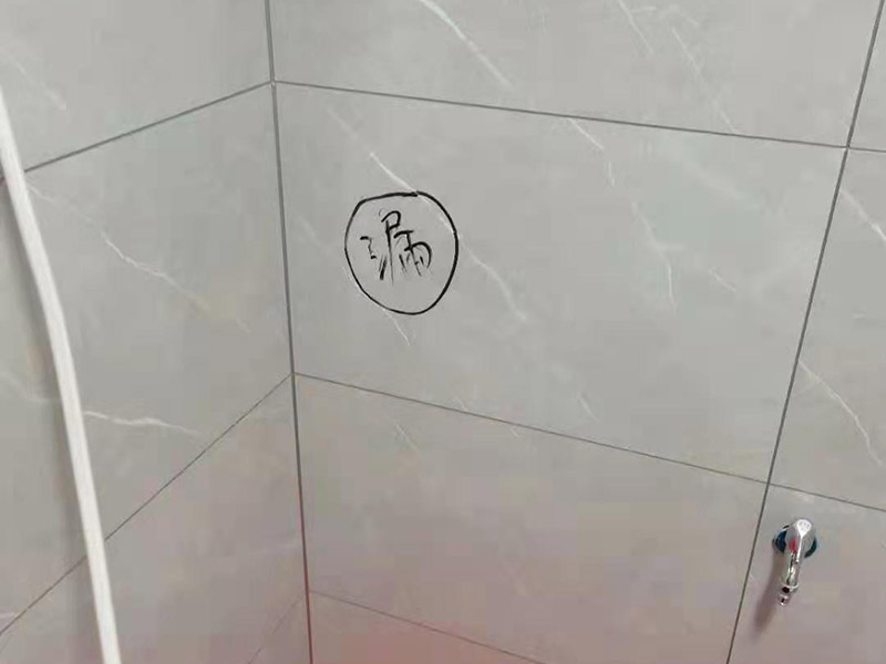 墻內(nèi)水管漏水更換：墻內(nèi)水管漏水，鑿開墻找到漏水點(diǎn)徹底修理好。另外，也可以水電工人先看看什么情況。衛(wèi)生間穿墻管道周邊破壞防水層，但根本就沒有對(duì)防水層認(rèn)真認(rèn)真修復(fù)，漏水隱患很大。穿墻套管漏水有地面上穿墻套管和地面下穿墻套管。