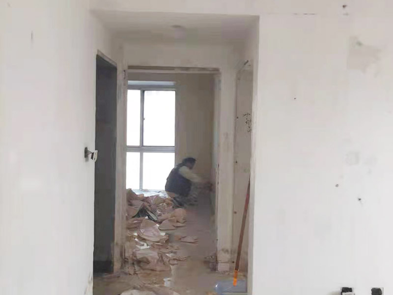 墻面撕舊墻紙：要粘貼新墻紙，最好就是將舊墻紙剝除，這樣可以使得新墻紙更加結(jié)實(shí)的粘在墻上。但也可以在舊墻紙上鋪新墻紙，但這種做法有時(shí)并不是個(gè)好主意，因?yàn)檎澈蟿┦艹焙?，?huì)導(dǎo)致新舊墻紙一起從墻面脫落。此外，若用新墻紙覆蓋接縫處的舊墻紙，重疊的印記將顯露在新墻紙上。如果由于情況需要，您仍然希望在舊墻紙上貼新墻紙，那么您應(yīng)該先把接縫打磨平整，將松散的墻紙條撕掉，并將舊墻紙銜接處的松散邊緣重新粘貼在墻壁上，然后再開始貼新的墻紙。