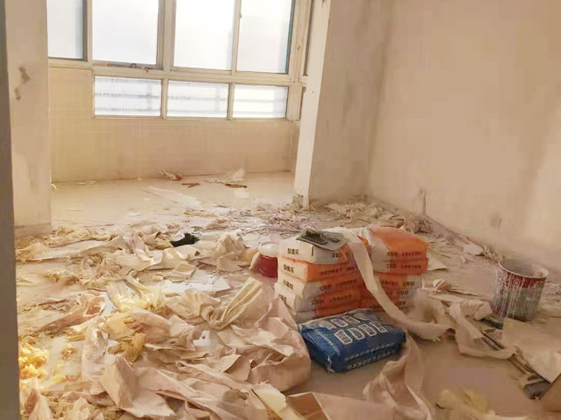 墻面撕舊墻紙：要粘貼新墻紙，最好就是將舊墻紙剝除，這樣可以使得新墻紙更加結(jié)實(shí)的粘在墻上。但也可以在舊墻紙上鋪新墻紙，但這種做法有時(shí)并不是個(gè)好主意，因?yàn)檎澈蟿┦艹焙?，?huì)導(dǎo)致新舊墻紙一起從墻面脫落。此外，若用新墻紙覆蓋接縫處的舊墻紙，重疊的印記將顯露在新墻紙上。如果由于情況需要，您仍然希望在舊墻紙上貼新墻紙，那么您應(yīng)該先把接縫打磨平整，將松散的墻紙條撕掉，并將舊墻紙銜接處的松散邊緣重新粘貼在墻壁上，然后再開始貼新的墻紙。