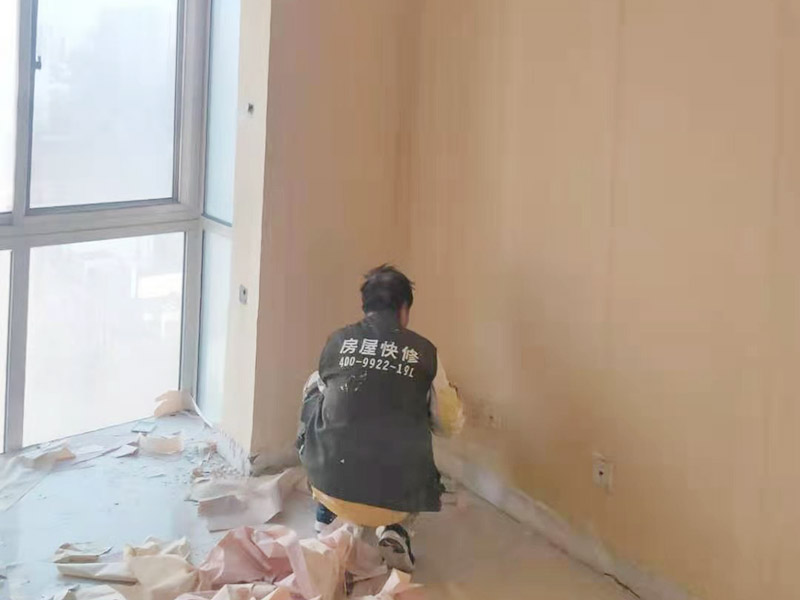 墻面撕舊墻紙：要粘貼新墻紙，最好就是將舊墻紙剝除，這樣可以使得新墻紙更加結(jié)實(shí)的粘在墻上。但也可以在舊墻紙上鋪新墻紙，但這種做法有時(shí)并不是個(gè)好主意，因?yàn)檎澈蟿┦艹焙?，?huì)導(dǎo)致新舊墻紙一起從墻面脫落。此外，若用新墻紙覆蓋接縫處的舊墻紙，重疊的印記將顯露在新墻紙上。如果由于情況需要，您仍然希望在舊墻紙上貼新墻紙，那么您應(yīng)該先把接縫打磨平整，將松散的墻紙條撕掉，并將舊墻紙銜接處的松散邊緣重新粘貼在墻壁上，然后再開始貼新的墻紙。