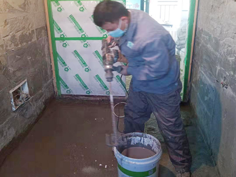 調(diào)制水泥地面找平： 一般房屋的地面上有比較凸出的地方，可以采用旋轉(zhuǎn)平磨的方式將高的地方打磨下去前提是下邊沒有管道。如果高的地方不打磨，那么找平出來的地面就會出現(xiàn)由齒刮刮出來的地面在高的地方同樣留下了同樣多的水泥，最后找出來的地面好是高的地方依然高，低的地方依然低。同時打磨還能節(jié)約不少的用料，這是地面找平中一個很重要的步驟。