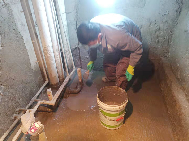 調(diào)制水泥地面找平： 一般房屋的地面上有比較凸出的地方，可以采用旋轉(zhuǎn)平磨的方式將高的地方打磨下去前提是下邊沒有管道。如果高的地方不打磨，那么找平出來的地面就會出現(xiàn)由齒刮刮出來的地面在高的地方同樣留下了同樣多的水泥，最后找出來的地面好是高的地方依然高，低的地方依然低。同時打磨還能節(jié)約不少的用料，這是地面找平中一個很重要的步驟。