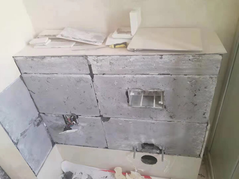 衛(wèi)生間地面改造：對于衛(wèi)生間改造，其次就是需要對其做相應(yīng)的防水處理。因為在日常的家庭中，衛(wèi)生間的水是處處可見的，非常潮濕。衛(wèi)生間內(nèi)的防水涂料是由地面延伸到墻面的，涂刷過程中精良的保證厚度均勻。還需要處理好地面和墻面交界處的各類管件的涂刷。待防水處理完全確定后，等待地面干透就可以做后續(xù)的工程了。這里要著重提醒，衛(wèi)生間下水口位置的防水要特別處理好，保證今后的檢查與維修。