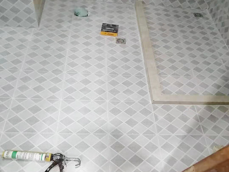 衛(wèi)生間地面改造：對于衛(wèi)生間改造，其次就是需要對其做相應(yīng)的防水處理。因為在日常的家庭中，衛(wèi)生間的水是處處可見的，非常潮濕。衛(wèi)生間內(nèi)的防水涂料是由地面延伸到墻面的，涂刷過程中精良的保證厚度均勻。還需要處理好地面和墻面交界處的各類管件的涂刷。待防水處理完全確定后，等待地面干透就可以做后續(xù)的工程了。這里要著重提醒，衛(wèi)生間下水口位置的防水要特別處理好，保證今后的檢查與維修。