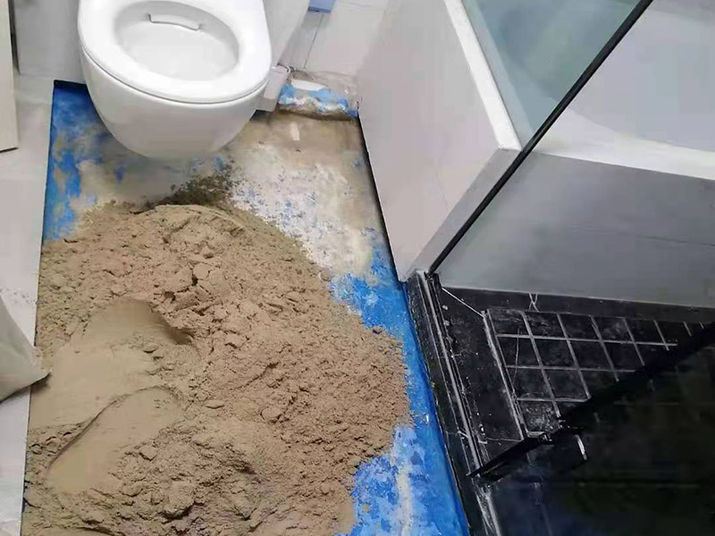 衛(wèi)生間地面改造：對于衛(wèi)生間改造，其次就是需要對其做相應(yīng)的防水處理。因為在日常的家庭中，衛(wèi)生間的水是處處可見的，非常潮濕。衛(wèi)生間內(nèi)的防水涂料是由地面延伸到墻面的，涂刷過程中精良的保證厚度均勻。還需要處理好地面和墻面交界處的各類管件的涂刷。待防水處理完全確定后，等待地面干透就可以做后續(xù)的工程了。這里要著重提醒，衛(wèi)生間下水口位置的防水要特別處理好，保證今后的檢查與維修。