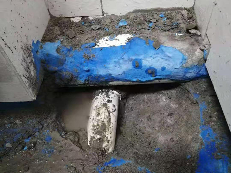 衛(wèi)生間地面改造：對于衛(wèi)生間改造，其次就是需要對其做相應(yīng)的防水處理。因為在日常的家庭中，衛(wèi)生間的水是處處可見的，非常潮濕。衛(wèi)生間內(nèi)的防水涂料是由地面延伸到墻面的，涂刷過程中精良的保證厚度均勻。還需要處理好地面和墻面交界處的各類管件的涂刷。待防水處理完全確定后，等待地面干透就可以做后續(xù)的工程了。這里要著重提醒，衛(wèi)生間下水口位置的防水要特別處理好，保證今后的檢查與維修。