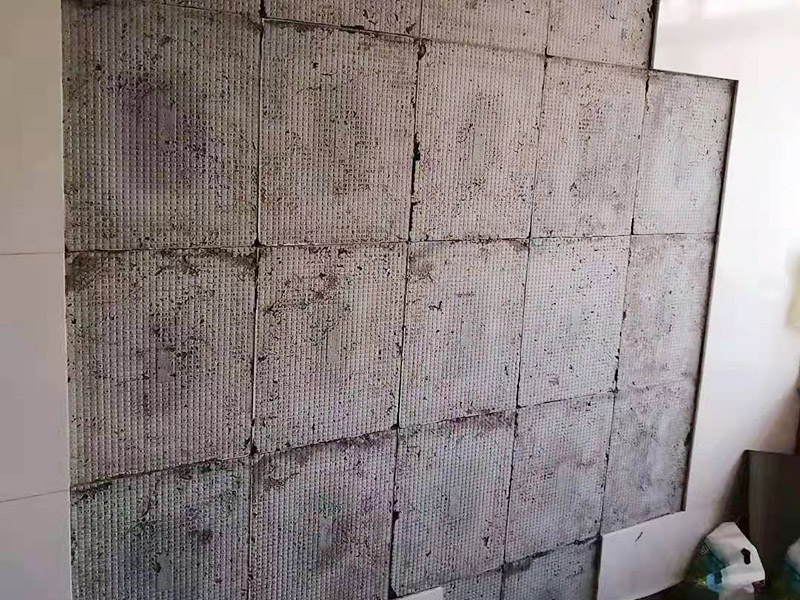 衛(wèi)生間地面防水：首先，用小金屬榔頭敲墻面、地面，如果發(fā)現(xiàn)&ldquo;噗噗&rdquo;的空聲，意味著里面有空鼓，必須把空鼓部分全部敲掉。然后仔細(xì)清理四個墻面基層和地面，拔掉鐵釘，清理雜土垃圾，好用清水沖洗一遍，然后待其干燥。衛(wèi)生間各種下水管能不改動，盡量不要去改動；萬一要改動，千萬不能用水泥沙漿去填孔隙，一定要堵漏王分三次去填。