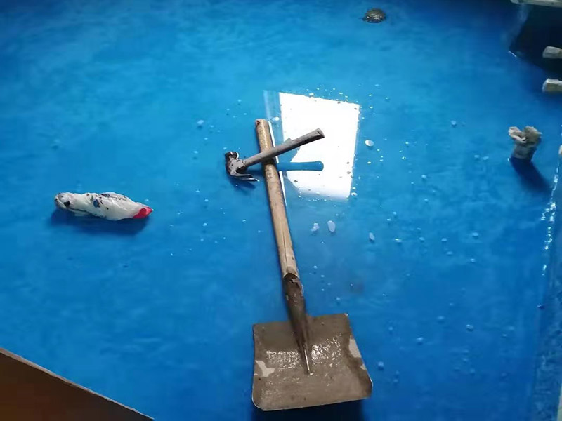 衛(wèi)生間地面防水：首先，用小金屬榔頭敲墻面、地面，如果發(fā)現(xiàn)&ldquo;噗噗&rdquo;的空聲，意味著里面有空鼓，必須把空鼓部分全部敲掉。然后仔細(xì)清理四個墻面基層和地面，拔掉鐵釘，清理雜土垃圾，好用清水沖洗一遍，然后待其干燥。衛(wèi)生間各種下水管能不改動，盡量不要去改動；萬一要改動，千萬不能用水泥沙漿去填孔隙，一定要堵漏王分三次去填。