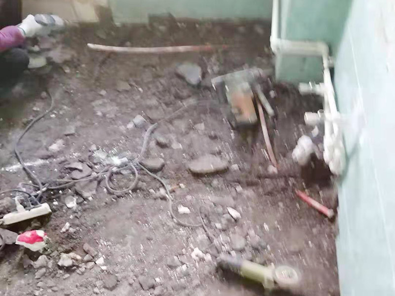 衛(wèi)生間地面防水：首先，用小金屬榔頭敲墻面、地面，如果發(fā)現(xiàn)&ldquo;噗噗&rdquo;的空聲，意味著里面有空鼓，必須把空鼓部分全部敲掉。然后仔細(xì)清理四個墻面基層和地面，拔掉鐵釘，清理雜土垃圾，好用清水沖洗一遍，然后待其干燥。衛(wèi)生間各種下水管能不改動，盡量不要去改動；萬一要改動，千萬不能用水泥沙漿去填孔隙，一定要堵漏王分三次去填。