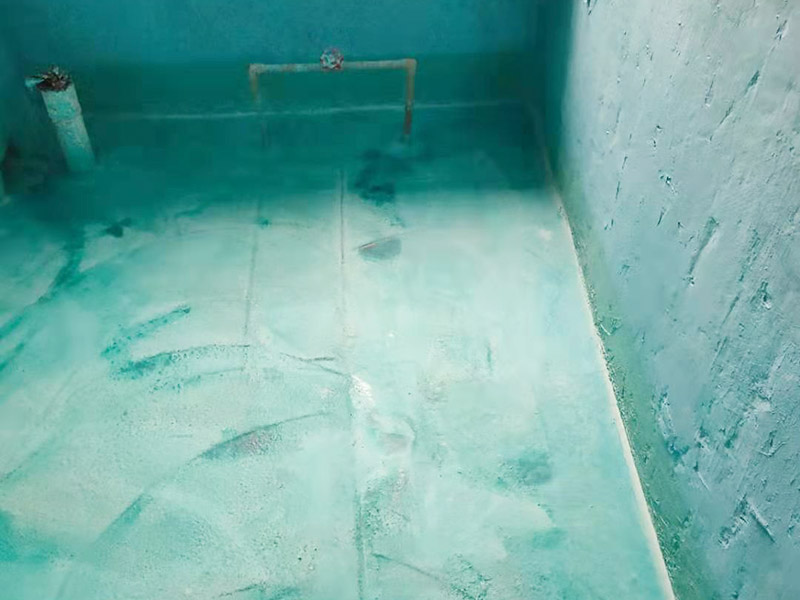 基層處理是衛(wèi)生間做防水的基礎(chǔ)工作，要找平地面，確保地面的平整干凈。鋪貼涂料時(shí)要做到用力均勻，不能漏刷、缺刷，避免脫落、開(kāi)裂等，過(guò)于干燥的季節(jié)也不適宜做防水。涂刷的厚度小于1毫米比較好。做完防水涂層后一定要涂上表面防護(hù)涂料，對(duì)內(nèi)部材料起到保護(hù)的作用。鋪保護(hù)層與鋪防水涂料一樣要做到均勻、無(wú)裂痕、不脫落。閉水實(shí)驗(yàn)是衛(wèi)生間做防水的最后一步，對(duì)防水施工進(jìn)行檢查。在防水層徹底干透后，在衛(wèi)生間蓄水24小時(shí)以上，看是否有漏水等現(xiàn)象。