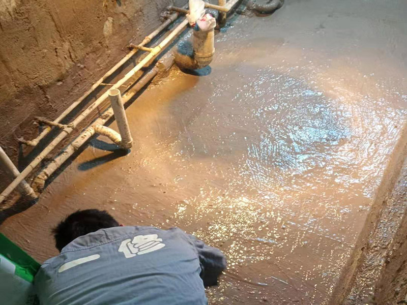 基層處理是衛(wèi)生間做防水的基礎(chǔ)工作，要找平地面，確保地面的平整干凈。鋪貼涂料時要做到用力均勻，不能漏刷、缺刷，避免脫落、開裂等，過于干燥的季節(jié)也不適宜做防水。涂刷的厚度小于1毫米比較好。做完防水涂層后一定要涂上表面防護(hù)涂料，對內(nèi)部材料起到保護(hù)的作用。鋪保護(hù)層與鋪防水涂料一樣要做到均勻、無裂痕、不脫落。閉水實驗是衛(wèi)生間做防水的最后一步，對防水施工進(jìn)行檢查。在防水層徹底干透后，在衛(wèi)生間蓄水24小時以上，看是否有漏水等現(xiàn)象。