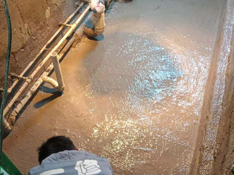基層處理是衛(wèi)生間做防水的基礎(chǔ)工作，要找平地面，確保地面的平整干凈。鋪貼涂料時要做到用力均勻，不能漏刷、缺刷，避免脫落、開裂等，過于干燥的季節(jié)也不適宜做防水。涂刷的厚度小于1毫米比較好。做完防水涂層后一定要涂上表面防護(hù)涂料，對內(nèi)部材料起到保護(hù)的作用。鋪保護(hù)層與鋪防水涂料一樣要做到均勻、無裂痕、不脫落。閉水實驗是衛(wèi)生間做防水的最后一步，對防水施工進(jìn)行檢查。在防水層徹底干透后，在衛(wèi)生間蓄水24小時以上，看是否有漏水等現(xiàn)象。