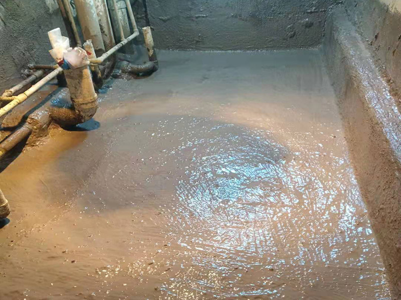 基層處理是衛(wèi)生間做防水的基礎(chǔ)工作，要找平地面，確保地面的平整干凈。鋪貼涂料時要做到用力均勻，不能漏刷、缺刷，避免脫落、開裂等，過于干燥的季節(jié)也不適宜做防水。涂刷的厚度小于1毫米比較好。做完防水涂層后一定要涂上表面防護(hù)涂料，對內(nèi)部材料起到保護(hù)的作用。鋪保護(hù)層與鋪防水涂料一樣要做到均勻、無裂痕、不脫落。閉水實驗是衛(wèi)生間做防水的最后一步，對防水施工進(jìn)行檢查。在防水層徹底干透后，在衛(wèi)生間蓄水24小時以上，看是否有漏水等現(xiàn)象。