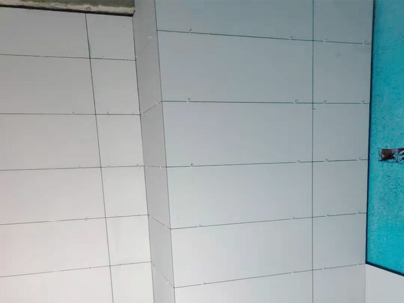 衛(wèi)生間貼磚施工：很多人都知道瓷磚在鋪貼前都要經(jīng)過泡水，一般把需要鋪貼的瓷磚放入水中浸泡半個(gè)小時(shí)左右，這樣瓷磚充分吸收水份后便于跟水泥相粘合，墻面更加牢回。 瓷磚鋪貼前一定要對(duì)墻面進(jìn)行檢查，看看有沒有裂縫需要修補(bǔ)，如果有膩?zhàn)臃蹧]有清除直接貼磚，會(huì)產(chǎn)生后期的瓷磚脫落。 瓷磚鋪貼時(shí)一定要選擇正確的水泥標(biāo)號(hào)和調(diào)配水泥沙子的混合比例，水泥比例越高，瓷磚黏結(jié)力越強(qiáng)，但水泥混合比例高，會(huì)導(dǎo)致水泥沙漿的膨脹系數(shù)增大，容易造成瓷磚鋪貼后將磚擠裂。