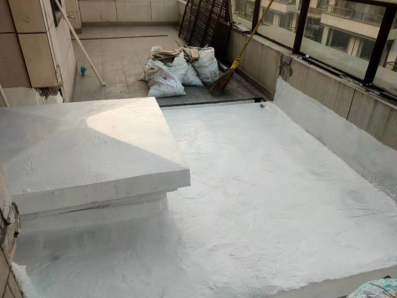 屋面高彈涂刷：清理基層，施工前要將基層表面的塵土和雜物清理干凈，然后用熱熔法改性瀝青卷材對防水層施工前在水落口、管根、陰陽角等細部先做好附加層。熱熔封邊，用噴槍將卷材搭接處加熱，讓其粘結牢固，然后涂刷第一遍防水涂料。防水施工前要先保證地面干凈、干燥，防水涂料要滿涂，確保無遺漏，與基層結合要牢固，無裂紋和氣泡等，防水涂料厚度要達到產(chǎn)品規(guī)定的要求。