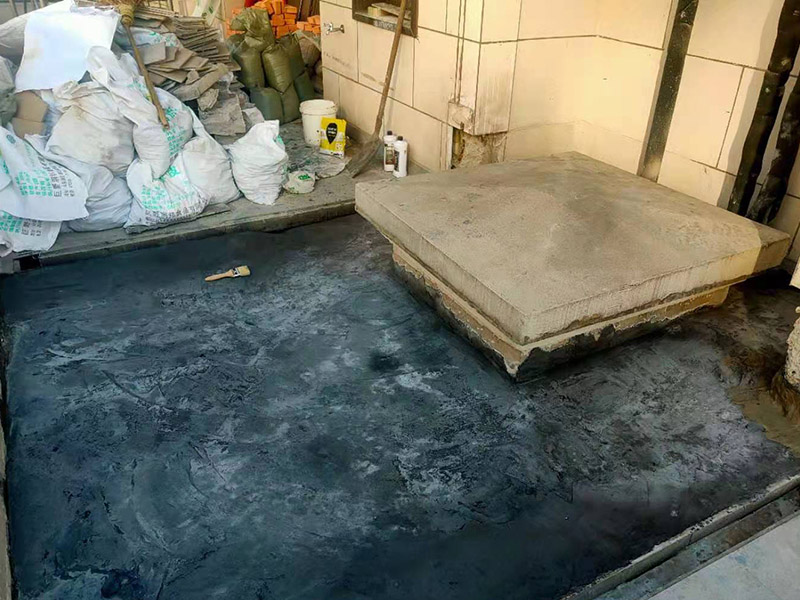 屋面高彈涂刷：清理基層，施工前要將基層表面的塵土和雜物清理干凈，然后用熱熔法改性瀝青卷材對防水層施工前在水落口、管根、陰陽角等細部先做好附加層。熱熔封邊，用噴槍將卷材搭接處加熱，讓其粘結牢固，然后涂刷第一遍防水涂料。防水施工前要先保證地面干凈、干燥，防水涂料要滿涂，確保無遺漏，與基層結合要牢固，無裂紋和氣泡等，防水涂料厚度要達到產(chǎn)品規(guī)定的要求。