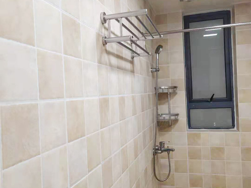 衛(wèi)生間家具五金安裝:柜類安裝順序一般為由下到上，由里到外，以免造成繁復(fù)拆裝和柜頭無處安放的情況。床類實(shí)木家具安裝順序一般為先安裝床的架，然后將床杠、床屏、床尾依次連接。