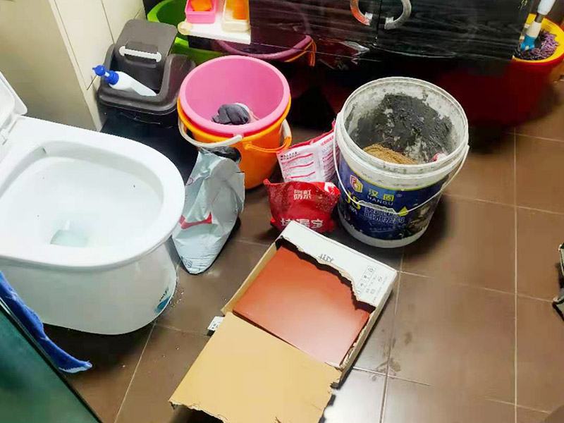 瓷磚修補(bǔ)維修:1，用錘子和鑿子，敲掉破損的瓷磚及原有的瓷磚粘合劑，直到露出原來(lái)的水泥墻面。 2，調(diào)好瓷磚粘合劑 3，先將瓷磚粘合劑拌勻，再用抹刀將瓷磚粘合劑涂抹到瓷磚背面。 4，粘合劑涂到瓷磚上之后，可以在粘合劑表面刮出鋸齒痕跡，增加瓷磚的粘合力，然后將瓷磚貼到墻面上。