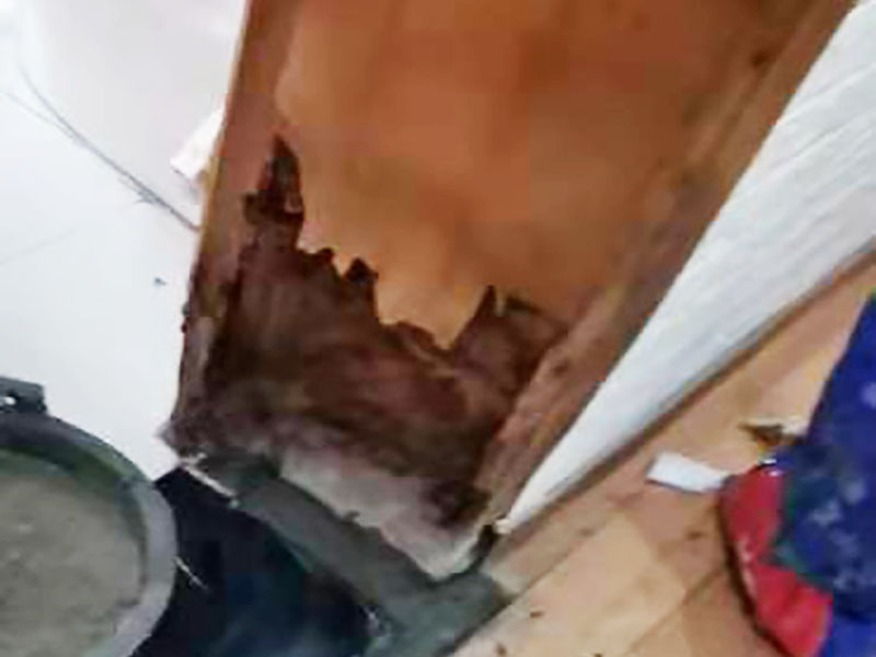 門框修補維修：如果清漆門表面小塊油漆剝落后，可取同色廣告顏料涂補，再用清漆涂在表面即可完好如初。首先在修補門框之前，需要把門摘下來，由于木門一般比較重，因此在摘的時候，最好合作，不要一個人去摘，否則很有可能拿不住或者其他原因把門弄壞;其次，需要使用骨膠對斷裂的門框進行粘合，等到骨膠完全干燥以后，用自攻釘打一個薄薄的鐵條，之所以要這樣，是因為要讓斷裂的地方產(chǎn)生一種拉力，這個步驟需要一定的時間，因此要耐心等待。