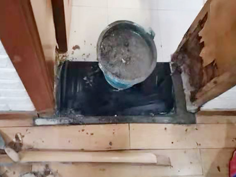 門框修補維修：如果清漆門表面小塊油漆剝落后，可取同色廣告顏料涂補，再用清漆涂在表面即可完好如初。首先在修補門框之前，需要把門摘下來，由于木門一般比較重，因此在摘的時候，最好合作，不要一個人去摘，否則很有可能拿不住或者其他原因把門弄壞;其次，需要使用骨膠對斷裂的門框進行粘合，等到骨膠完全干燥以后，用自攻釘打一個薄薄的鐵條，之所以要這樣，是因為要讓斷裂的地方產(chǎn)生一種拉力，這個步驟需要一定的時間，因此要耐心等待。