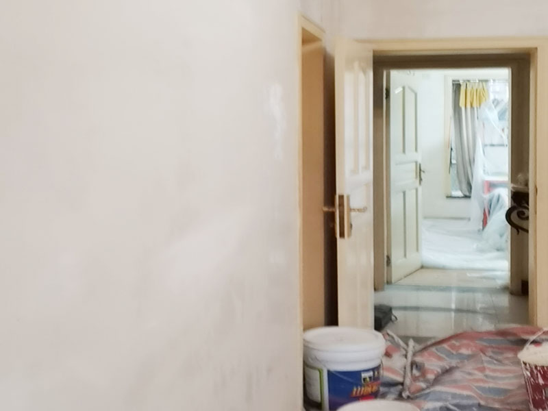 墻面刮膩子維修:刮膩子對不同的墻體有著不同的要求，像比較常見的混凝土的墻面，會出現(xiàn)一些氣孔與鼓起的現(xiàn)象，所以就要先把墻面修平整掉，磨平凸起處，填補凹陷處。如果是預制混凝土的墻面，那么它的表面層就會有一些砂礫與疙瘩的現(xiàn)象，這個時候就需要專業(yè)的施工人員，使用用鋼絲刷把墻面整體的刷一遍。