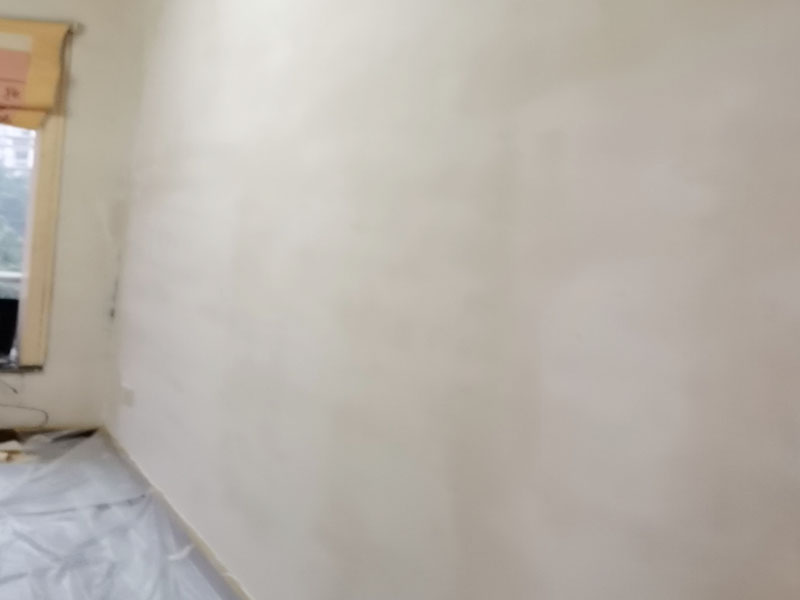 墻面刮膩子維修:刮膩子對不同的墻體有著不同的要求，像比較常見的混凝土的墻面，會出現(xiàn)一些氣孔與鼓起的現(xiàn)象，所以就要先把墻面修平整掉，磨平凸起處，填補凹陷處。如果是預制混凝土的墻面，那么它的表面層就會有一些砂礫與疙瘩的現(xiàn)象，這個時候就需要專業(yè)的施工人員，使用用鋼絲刷把墻面整體的刷一遍。