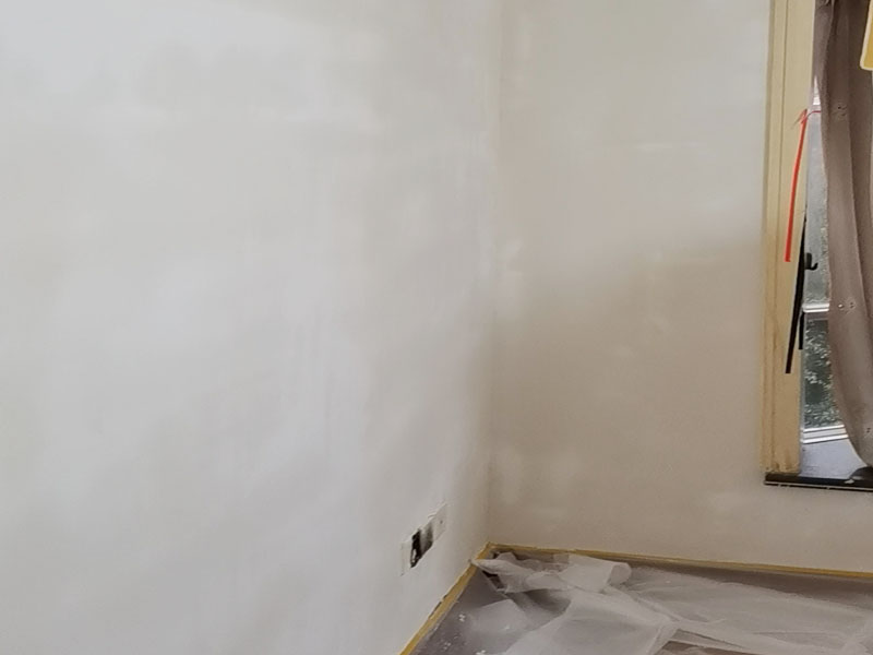 墻面刮膩子維修:刮膩子對不同的墻體有著不同的要求，像比較常見的混凝土的墻面，會出現(xiàn)一些氣孔與鼓起的現(xiàn)象，所以就要先把墻面修平整掉，磨平凸起處，填補凹陷處。如果是預制混凝土的墻面，那么它的表面層就會有一些砂礫與疙瘩的現(xiàn)象，這個時候就需要專業(yè)的施工人員，使用用鋼絲刷把墻面整體的刷一遍。