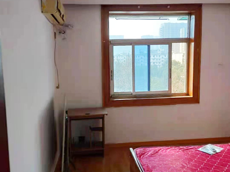 全屋翻新裝修施工：在舊房翻新中最先實(shí)施的是主題拆除，其中主要包括墻面、地面、門窗、水路、電路等各方面的拆除。提醒各位裝修業(yè)主們?cè)诓鸪^程中，廚衛(wèi)的墻磚鏟除中防水層是極易被損壞的，所以裝修業(yè)主們?cè)趬γ婺ɑ彝瓿珊笠欢ㄒ匦伦龇浪?。拆改?huì)產(chǎn)生許多的垃圾，要及時(shí)清理，同時(shí)老房翻新過程中時(shí)刻保持室內(nèi)的清潔，這對(duì)于施工也是非常方便的。 舊房翻新業(yè)主們?cè)谧鼋Y(jié)構(gòu)優(yōu)化時(shí)，廚房、衛(wèi)生間在包立管時(shí)一定要留有檢查口以便維修，舊房的承重墻一定不能拆除否則造成安全隱患。 接下來就是隱蔽工程的實(shí)施了。其中包括檢查吊頂內(nèi)的供水、空調(diào)、通風(fēng)等設(shè)施的管道、線路、設(shè)備是否已做密閉試驗(yàn)，電器絕緣、電阻測(cè)試，連接是否牢固、接頭做法是否符合要求、易燃材料是否已做防火等。 然后就是水路的改造，這是舊房翻新最重要的項(xiàng)目之一。首先裝修業(yè)主們要檢查舊房本來的上、下水路是否銹蝕、老化。對(duì)于勉強(qiáng)能使用的水路管線，今后的使用過程中會(huì)出現(xiàn)滲水、漏水等諸多問題使得更加麻煩。