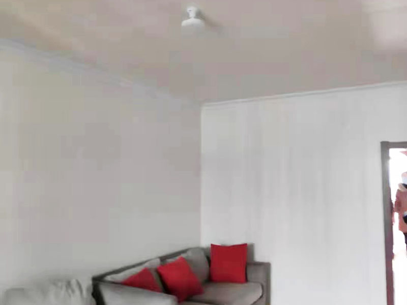 全屋翻新裝修施工：在舊房翻新中最先實(shí)施的是主題拆除，其中主要包括墻面、地面、門窗、水路、電路等各方面的拆除。提醒各位裝修業(yè)主們?cè)诓鸪^程中，廚衛(wèi)的墻磚鏟除中防水層是極易被損壞的，所以裝修業(yè)主們?cè)趬γ婺ɑ彝瓿珊笠欢ㄒ匦伦龇浪?。拆改?huì)產(chǎn)生許多的垃圾，要及時(shí)清理，同時(shí)老房翻新過程中時(shí)刻保持室內(nèi)的清潔，這對(duì)于施工也是非常方便的。 舊房翻新業(yè)主們?cè)谧鼋Y(jié)構(gòu)優(yōu)化時(shí)，廚房、衛(wèi)生間在包立管時(shí)一定要留有檢查口以便維修，舊房的承重墻一定不能拆除否則造成安全隱患。 接下來就是隱蔽工程的實(shí)施了。其中包括檢查吊頂內(nèi)的供水、空調(diào)、通風(fēng)等設(shè)施的管道、線路、設(shè)備是否已做密閉試驗(yàn)，電器絕緣、電阻測(cè)試，連接是否牢固、接頭做法是否符合要求、易燃材料是否已做防火等。 然后就是水路的改造，這是舊房翻新最重要的項(xiàng)目之一。首先裝修業(yè)主們要檢查舊房本來的上、下水路是否銹蝕、老化。對(duì)于勉強(qiáng)能使用的水路管線，今后的使用過程中會(huì)出現(xiàn)滲水、漏水等諸多問題使得更加麻煩。